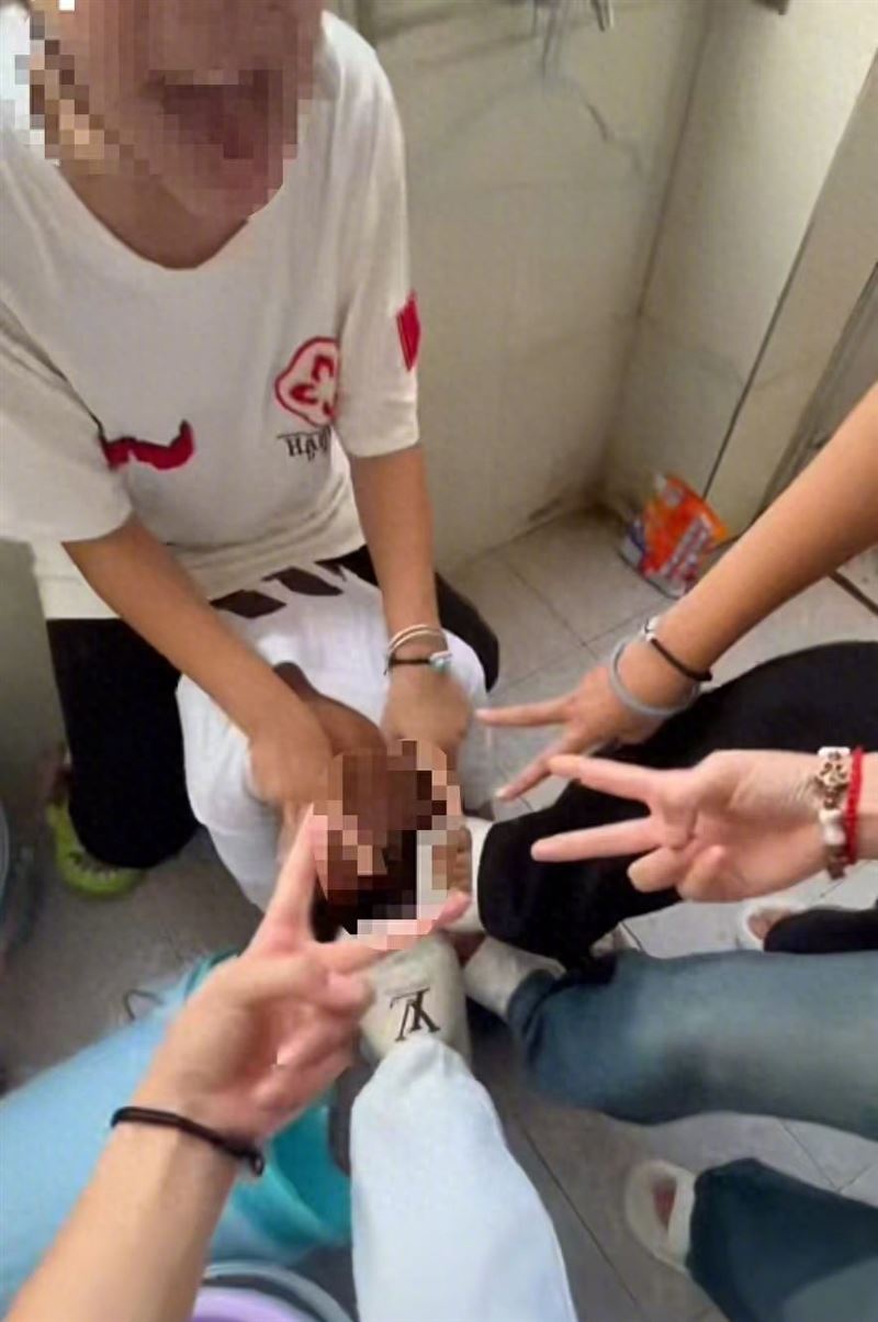 霸凌者把女學生當馬騎,還拍影片PO網。(圖/翻攝自微博)