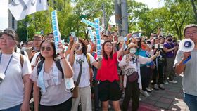 台派學者李筱峰說，可憐的小草，猶如盲從的信徒，聽任神棍教主愚弄。（圖／翻攝自柯文哲臉書）