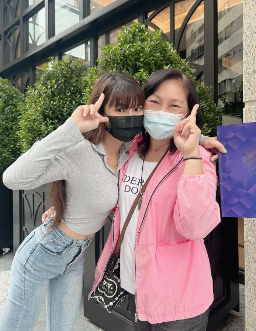 琳妲(左)相當孝順媽媽(圖/翻攝自IG @linda831212)
