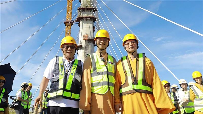 淡江大橋年底完工楠西萬佛寺方丈登橋祝福