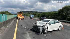 新/驚險！自小客國道撞緩撞車 車頭不見了(圖/翻攝畫面)