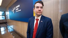 前公視「Taiwan+」英國籍記者艾永青發文痛批報導遭政治干預、大罷免有極端化與納粹化現象。（圖／翻攝自艾永青substack）