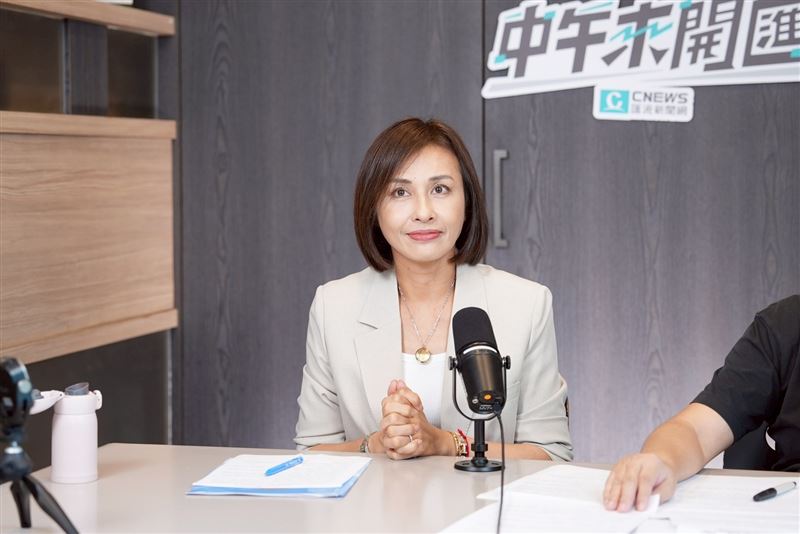 民進黨立委邱議瑩接受網路節目《中午來開匯》主持人黃光芹專訪。（圖／《中午來開匯》提供）