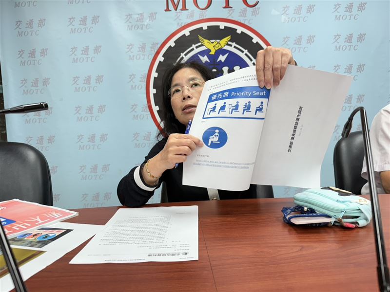 博愛座正式改名「優先席」,使用對象也從「老弱婦孺」擴大為「其他有需要者」,並將於年底前全面更換統一圖示。(圖/記者李育道攝影)