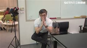 鍾佳濱響應立院健康操還金雞獨立。（圖／翻攝畫面）