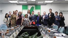 美國「民主黨州主席協會」拜會民進黨，秘書長徐國勇接待。（圖／民進黨提供） 