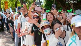 葉耀元指出，「柯文哲並不怕再被羈押，因為他的目標是把自己形塑成一個悲劇英雄，越悲越可以凝聚小草的支持」。（圖／翻攝自柯文哲臉書）