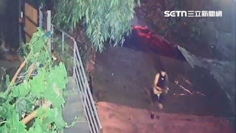 26歲菲籍男子亂刀砍死李男後,淡定走到附近竹林拋棄凶刀。(圖/翻攝畫面)