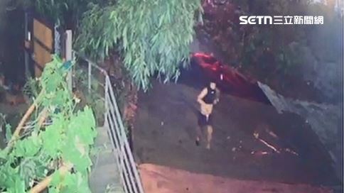 菲籍逃逸移工刺殺李男後逃逸。（圖／翻攝畫面）
