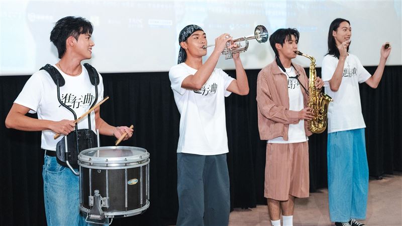 九把刀熱淚力挺國片！3鮮肉男神苦練樂器