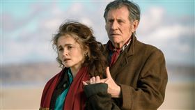 海倫娜（左）與蓋布瑞拜恩 飾演性格大相逕庭卻十分恩愛的夫妻。（圖／原創娛樂提供） 