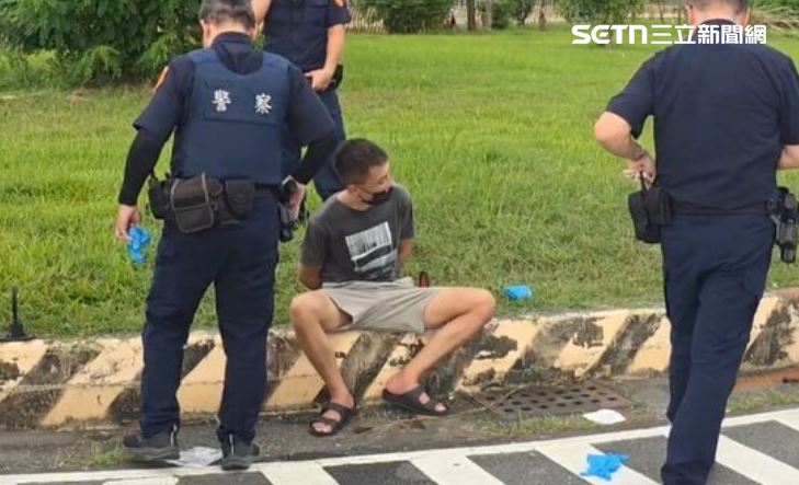 男子見警心虛想要落跑，還意圖衝撞警方，警方當場朝車輛輪胎連開7槍，但孫男仍不為所動、加速駛離。（圖／翻攝畫面）