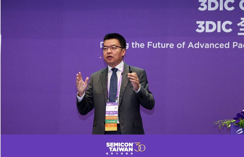 SEMI 國際半導體產業協會於 SEMICON Taiwan 2025 宣布「3DIC 先進封裝製造聯盟」。台積電由先進封裝技術暨服務副總經理何軍出席。（圖／翻攝SEMI粉專）
