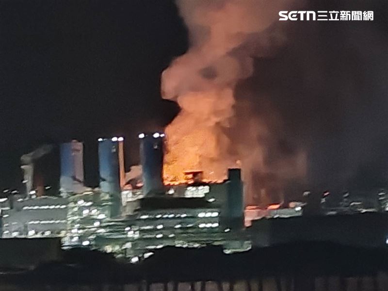 位於台灣高雄市永安區與茄萣區交界處，晚間傳出爆炸聲後廠區燃起大火，遠在一公里外的快速道路上都可以清楚看見火光！（圖／翻攝畫面）