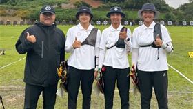 左起反曲女團執行教練吳英男，選手李采璇、邱意晴及許芯慈。（圖／射箭協會提供） 