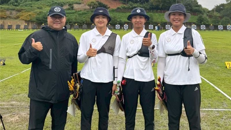 左起反曲女團執行教練吳英男，選手李采璇、邱意晴及許芯慈。（圖／射箭協會提供）