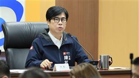 高雄市長陳其邁於市政會議指示各機關與區公所嚴陣以待，加強各項防颱整備。（圖／高雄市政府提供）