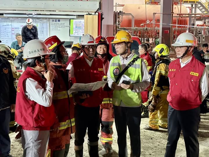 興達電廠爆炸，高雄市長陳其邁第一時間趕往現場。（圖／翻攝陳其邁臉書）