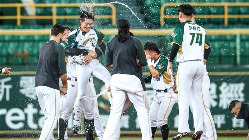 台鋼雄鷹拿下逆轉勝。（圖／台鋼雄鷹提供）