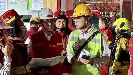 興達電廠爆炸，高雄市長陳其邁第一時間趕往現場。（圖／翻攝陳其邁臉書）