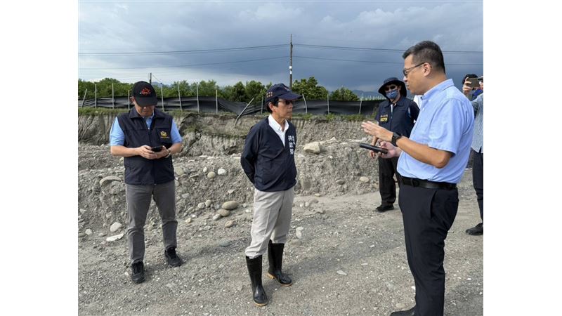 高雄市副市長林欽榮副市長帶隊，聯合查勘美濃新吉洋段及成功段盜採土石農地。（圖／翻攝畫面）