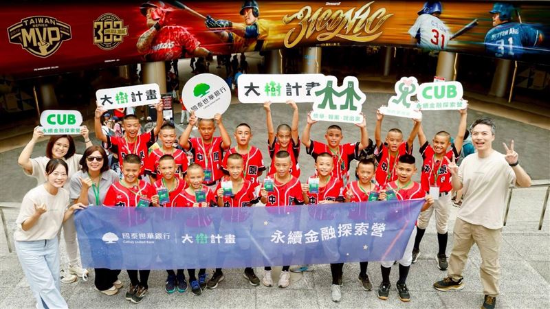 國泰世華「永續金融探索營」連續第三年舉辦，邀請花蓮中原國小棒球隊北上參與，透過遊戲體驗學習金融知識與識詐觀念，獨立董事吳當傑親自授課，化身「識詐地圖」關主，透過真實案例提醒學童冷靜查證，培養防詐意識。（圖／國泰世華提供）