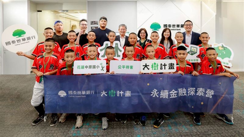 國泰世華「永續金融探索營」連續第三年舉辦，邀請花蓮中原國小棒球隊北上參與，透過遊戲體驗學習金融知識與識詐觀念，獨立董事吳當傑親自授課，化身「識詐地圖」關主，透過真實案例提醒學童冷靜查證，培養防詐意識。（圖／國泰世華提供）