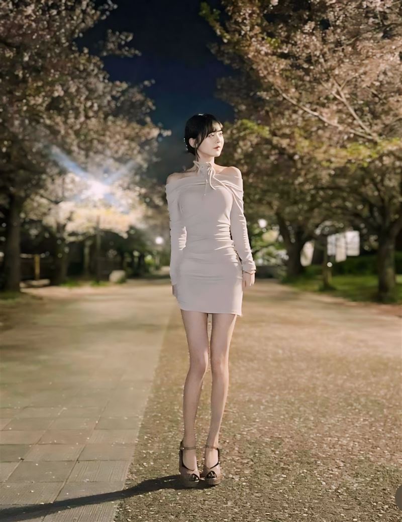 神木蘭擁有小小的臉蛋精緻的長相，修長的身材還配上一雙大長腿，堪稱八頭身黃金比例，看起來很有洋娃娃的感覺。（圖／翻攝自Ｘ）