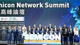 總統賴清德出席「晶鏈高峰論壇」致詞，強調台灣將攜手國際民主夥伴共建安全、韌性的半導體供應鏈，賴清德於論壇中指出，政府正推動「AI新十大建設」，打造跨國人才網絡，厚實臺灣在全球半導體產業的競爭力。日本前經濟再生大臣甘利明與台積電董事長魏哲家獲頒經濟部專業獎章，表彰其推動臺日合作與全球半導體發展的卓越貢獻。（圖／經濟部提供）