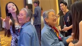 中國網友在王力宏演唱會慶功宴影片裡，發現一名外貌神似李靚蕾的女子與王母開心熱舞，疑新女友曝光。（圖／翻攝自微博）