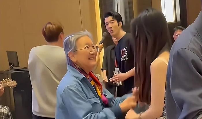 王力宏雖然在遠處唱歌，眼神卻時不時看著女方跟媽媽。（圖／翻攝自微博）