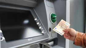 銀行阻詐措施引發民怨，金管會強調防詐須精準到位，避免「一刀切」，在守護資金安全的同時兼顧金融使用便利性。面對詐騙手法不斷進化，金管會推三大原則：事前評估、配套通知、滾動調整，讓阻詐更有效也更合理。金管會召開跨部會會議檢討阻詐機制，強調透過科技偵測、公私協力合作，強化安全同時保護民眾金融權益。（示意圖／PIXABAY）