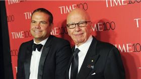 新聞媒體大亨梅鐸（右）及其長子拉克蘭（左）。（圖／達志／美聯社）