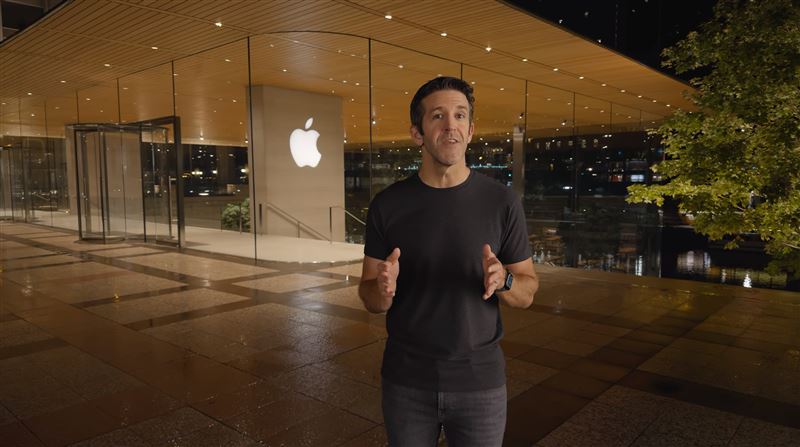 Apple硬體主管John Ternus被外媒點名為庫克欽點接班人，這次在2025秋季發表會上，主講最受關注的產品iPhone Air、eSIM，更添話題。（圖／翻攝自YT @Apple）