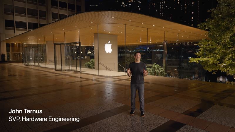 Apple硬體主管John Ternus被外媒點名為庫克欽點接班人，這次在2025秋季發表會上，主講最受關注的產品iPhone Air、eSIM，更添話題。（圖／翻攝自YT @Apple）