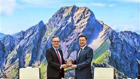 行政院長卓榮泰接見美國商會訪團，感謝美方長期支持，並盼協助推進台美「避免雙重課稅協定」及關稅談判。卓榮泰指出，台美貿易額2024年突破1586億美元，美國已成為台灣最大投資來源國，雙邊合作成果豐碩。行政院強調《人工智慧基本法》及「AI新十大建設」，盼與美國「AI行動計畫」對接，推動矽光子與智慧機器人等領域合作。（圖／行政院提供）