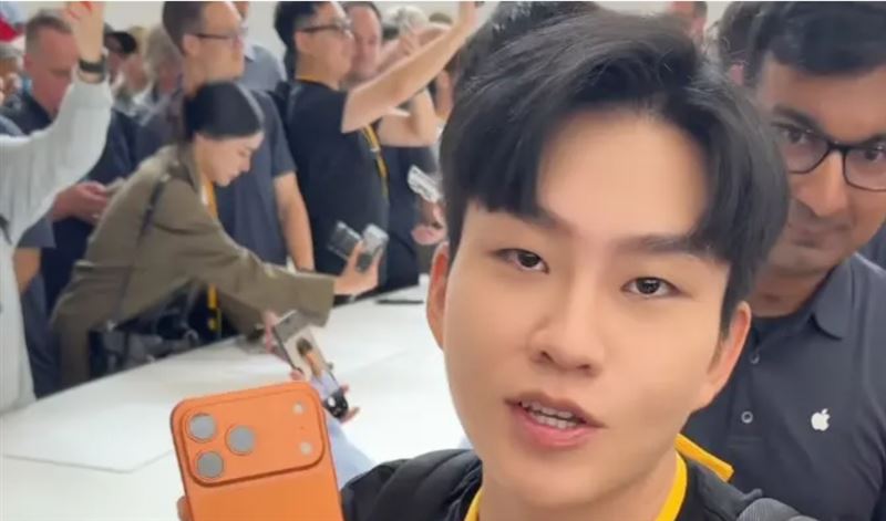 Joeman開箱iPhone 17 Pro Max 前後鏡頭可同時錄影 Joeman在發布會後第一時間拿到最新的iPhone 17 Pro Max。(圖/翻攝自Youtube)