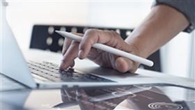 移工政策鬆綁，釋放市場紅利，統振金融科技服務平台添成長新動能，8月營收續揚，達2.72億元。（圖／翻攝自統振官網） 