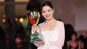 中國女星辛芷蕾奪下第82屆威尼斯影展影后寶座。（圖／翻攝甄子丹微博畫面）