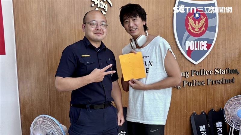 歌手蘇見信（信）日前在澎湖拍戲期間遺失現金而不自知，還好民眾拾金不昧，由警方物歸原主。（圖／翻攝自澎湖縣政府警察局馬公分局臉書）