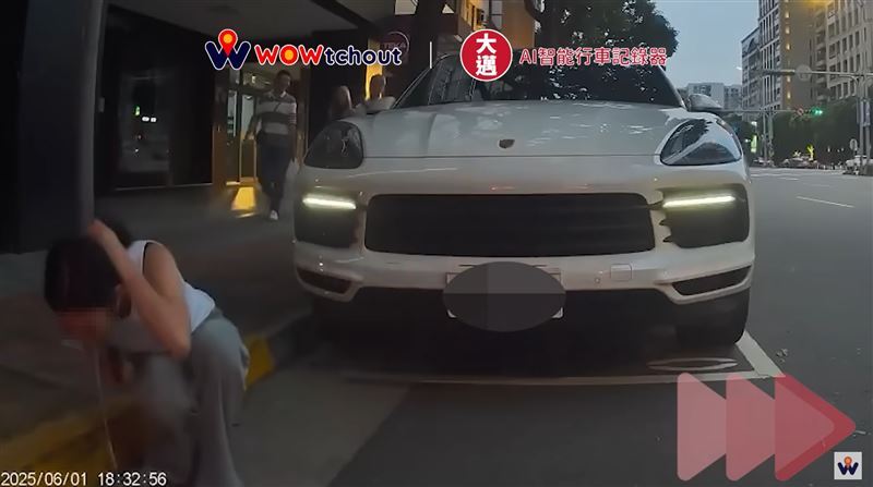 長髮正妹蹲坐在路邊，朝水溝蓋吐出一口疑似痰的濃白液體。（圖／翻攝自「WoWtchout - 地圖型行車影像分享平台」YT）