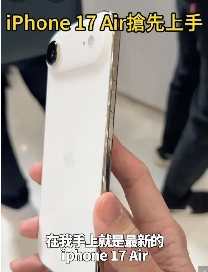 Joeman開箱iPhone 17 Air。（圖／翻攝自Youtube）