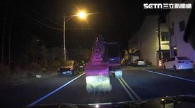 竹山,怪手,挖土機,慣竊,襲警,拔槍,員警,對峙,警匪,南投（圖／翻攝畫面）