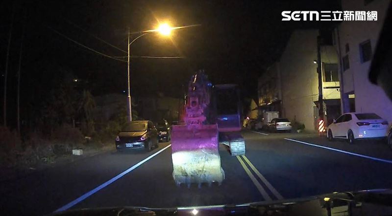 南投慣竊偷挖土機逛大街，遭警方攔查竟舉鏟斗襲警。（圖／翻攝畫面）