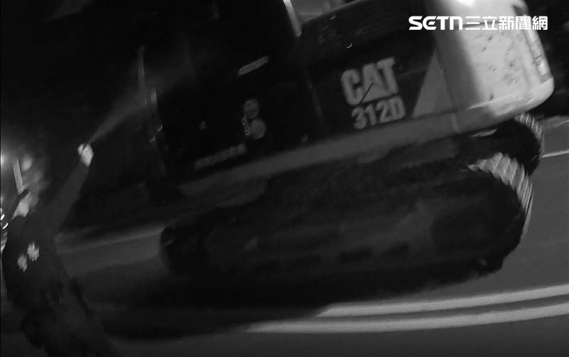 員警破窗噴辣椒水，制止林男前進。（圖／翻攝畫面）