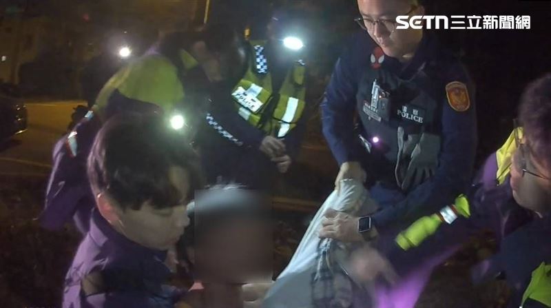 林男駕駛挖土機襲警逃竄，最終遭優勢警力壓制逮捕。（圖／翻攝畫面）