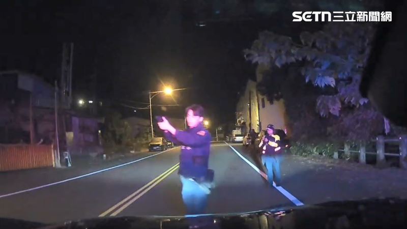 林男揮舞鏟斗攻擊巡邏車，員警拔槍喝止。（圖／翻攝畫面）