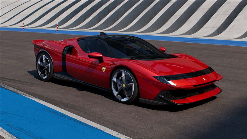 保險桿角度、黑色頭燈飾條都向經典致敬。（翻攝FERRARI網站）