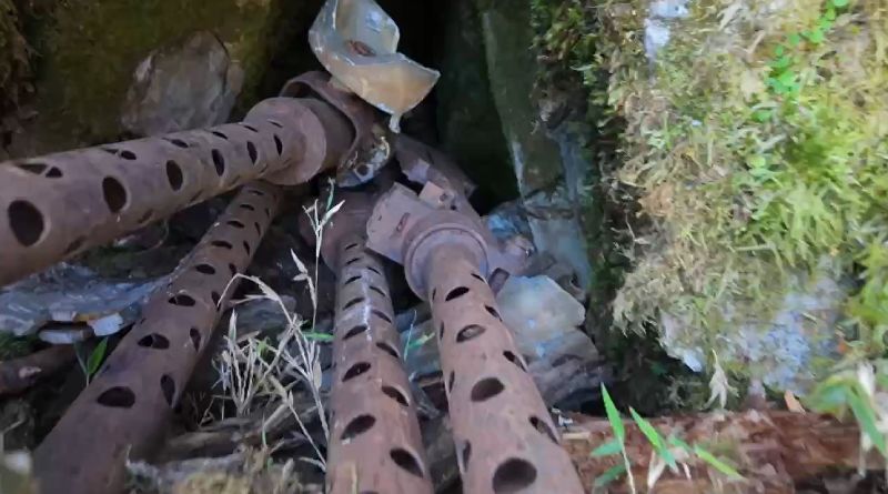 民國34年二戰結束,一架載運戰俘的美軍轟炸機墜毀台灣三叉山附近,機上25人加上前往搶救的26名日本軍警和台東民眾全數罹難。政府近日罕見提及此事,並將軍機上4挺機槍運送下山。(圖/中央社)