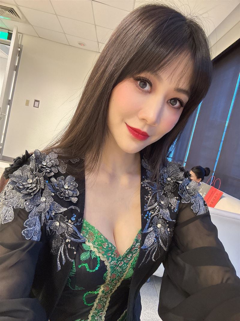 鄭詩婷古裝爆乳。（圖／翻攝自臉書）